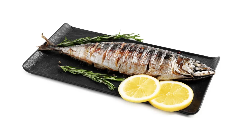Makrela obsahuje nejeden minerál a vitamín. Zdroj: Shutterstock - Pravda24 Ogrilovaná makrela s citronem.
