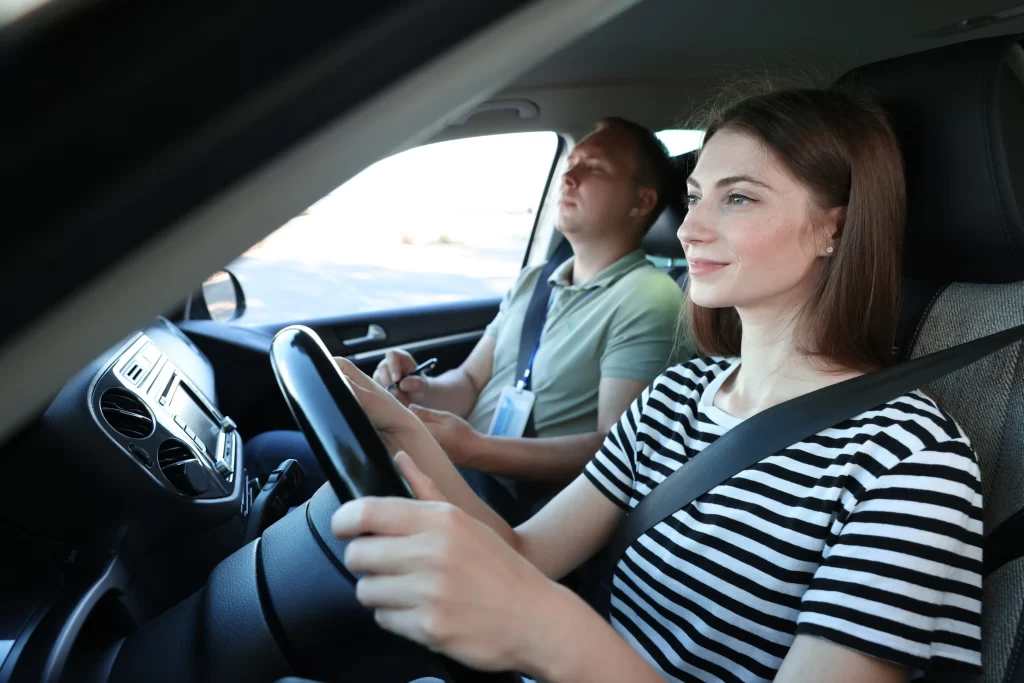 Žena v autoškole řídí auto. 