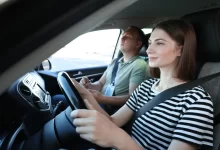 Žena v autoškole řídí auto.