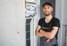 Elektrikář v zaměstnání.