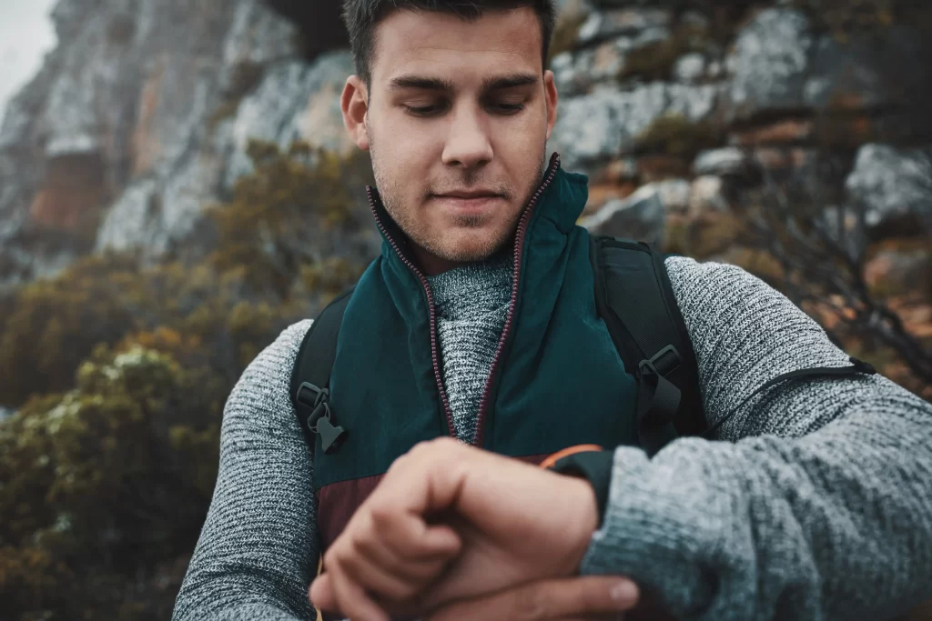 Hodinky nemusíte používat pouze na sport. Ovládají i váš telefon. Zdroj: Shutterstock - Pravda24 Muž nastavující si chytré hodinky.