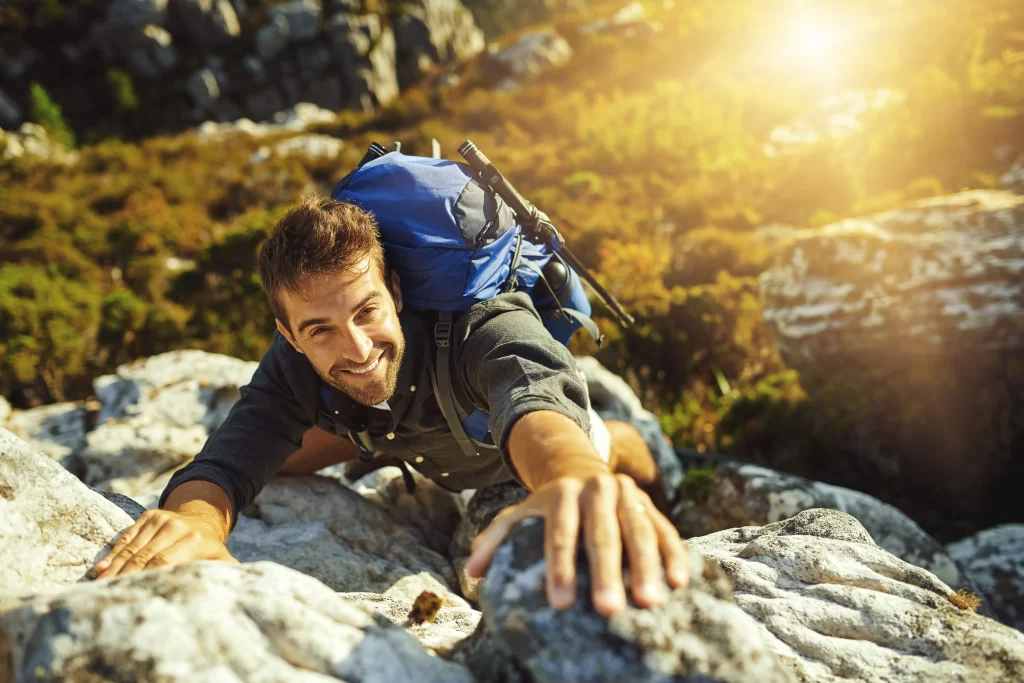 Lezení nebo turistika? Najdete desítky míst, kde budete sami. Zdroj: Shutterstock - Pravda24 Muž, který leze po skalách.