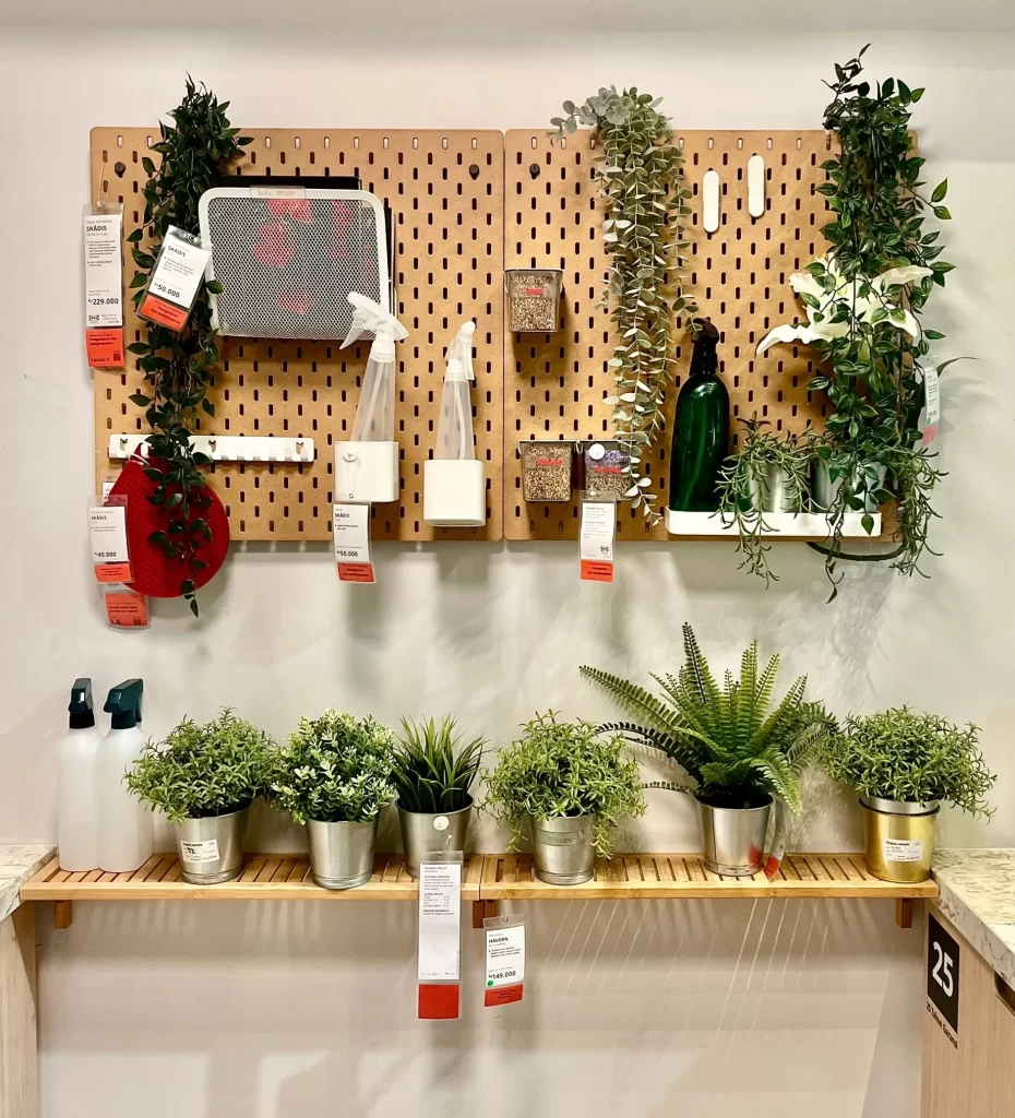 Rozprašovač nyní pořídíte za 29 Kč. Zdroj: Shutterstock - Pravda24 IKEA nabídka rozprašovačů a květin.
