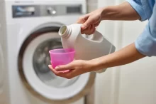 žena nalévá do odměrky prací gel