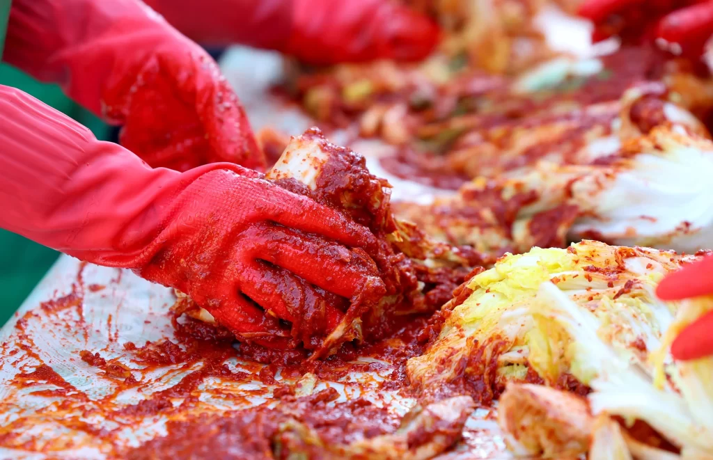 Kimchi Nature´s Promise je vyráběno podle přísných norem. Zdroj: Shutterstock - Pravda24 Výroba kimchi.