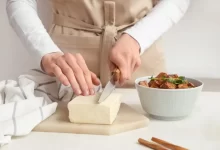 Žena krájí tofu.