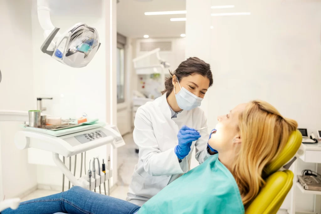 Ne vždy je úprava zubů bezpečná pro náš organismus. Zdroj: Shutterstock - Pravda24 Žena na zubařském křesle ošetřovaná doktorkou.