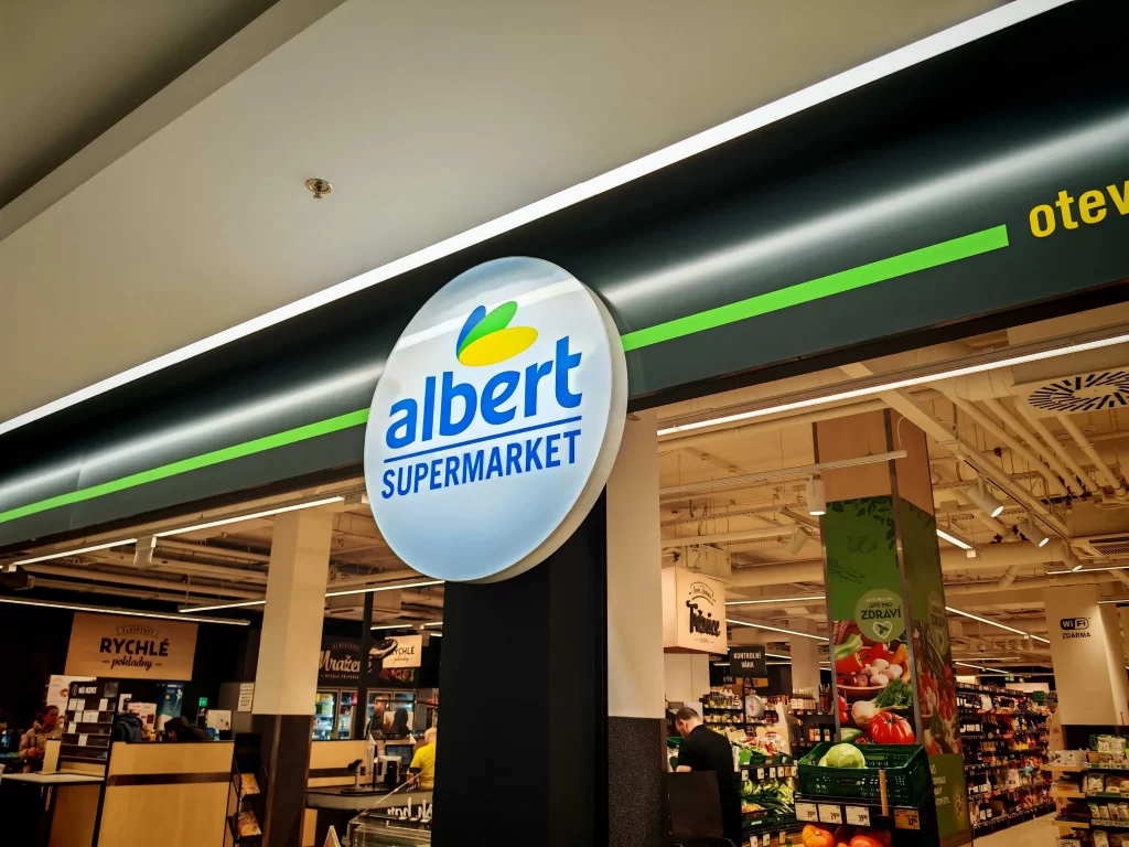 shutterstock_2572463473_optimized - Pravda24 vchod do prodejny Albert Supermarket