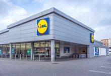 Prodejna Lidl s parkovištěm.