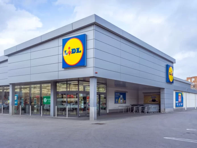 Prodejna Lidl s parkovištěm.