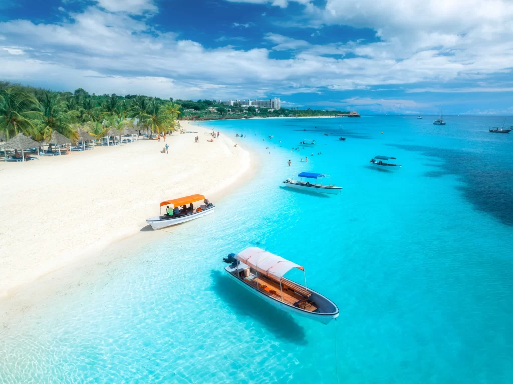 shutterstock_2577710001_optimized - Pravda24 Pláž na Zanzibaru a místní lodě