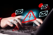 Obrázky emailu a vykřičníků.
