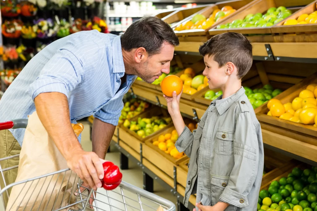 shutterstock_369342665 - Pravda24 Muž s chlapcem na nákupech