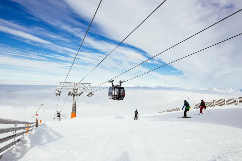 Moderní sjezdovky pro profíky i začátečníky. Zdroj: Shutterstock - Pravda24 Lanovka spolu s lyžaři.