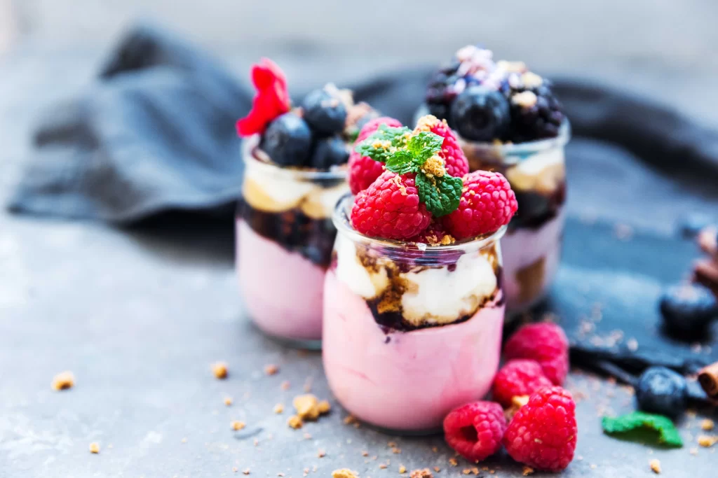 Ochucený jogurt ve sklenici s ovocem
