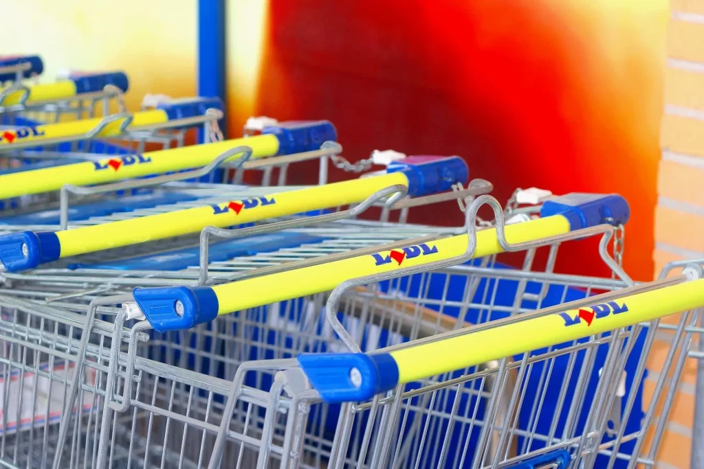 Kvalitní vajíčka by vám tento týden při nákupu neměla utéct. Zdroj: Shutterstock - Pravda24 Nákupní košíky prodejny Lidl.
