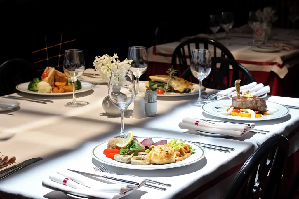 Prostřený stůl v restauraci