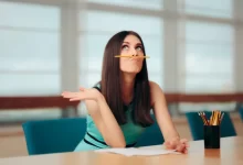 Žena přemýšlí během testu