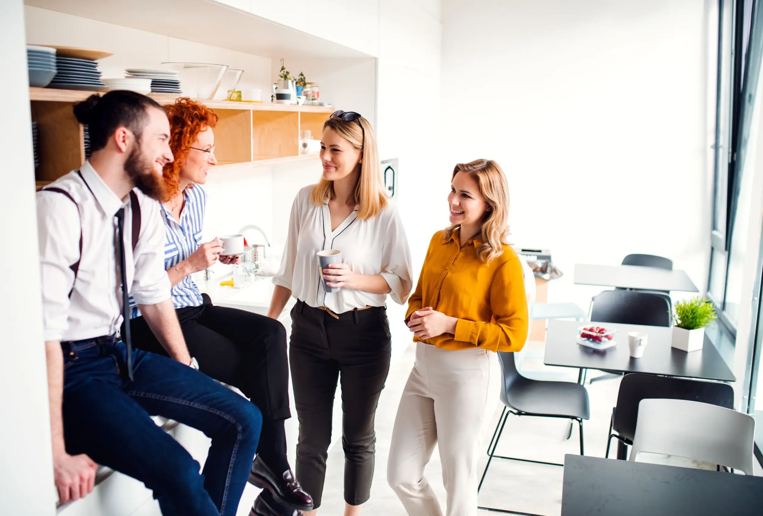 Shutterstock_1396218977 - Pravda24 Kolegové v práci řeší o pauze novinky a klepy.