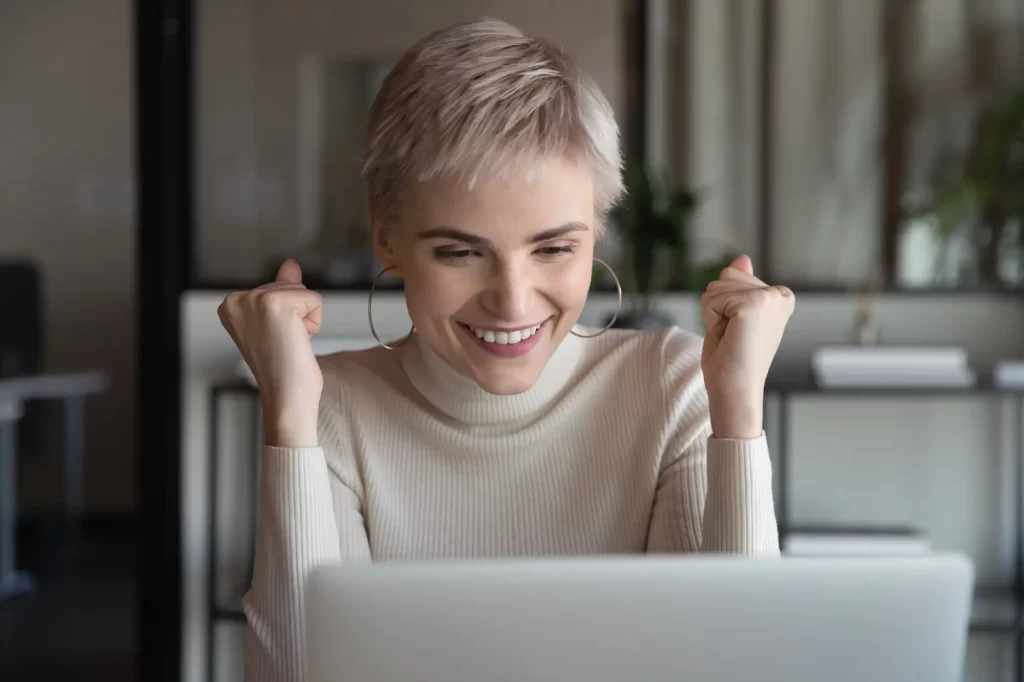 Shutterstock_1761488285 - Pravda24 Žena slaví úspěch u počítače