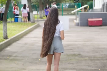 Žena s dlouhými vlasy