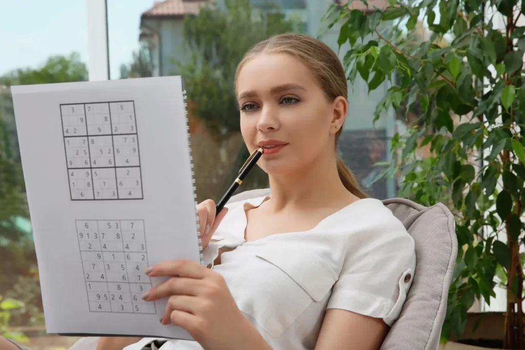 Žena luští křížovku