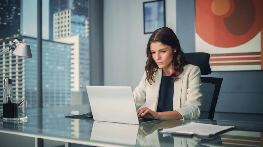 Shutterstock_2087084473 - Pravda24 Žena sedící u pracovního stolu