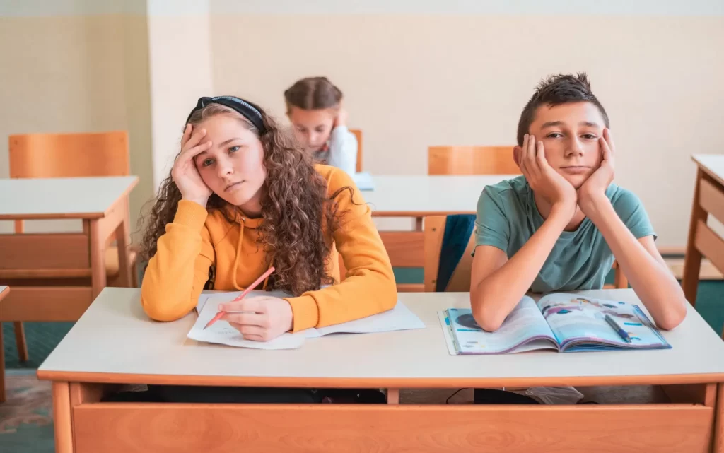 Shutterstock_2120048021 - Pravda24 Znuděné děti ve škole