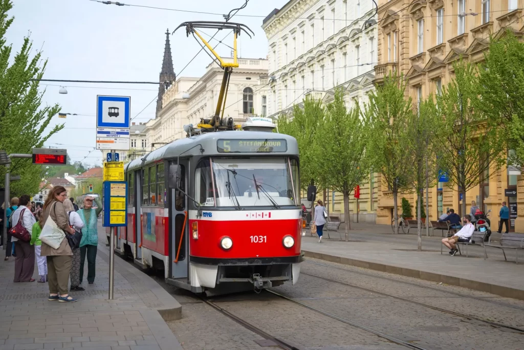 Shutterstock_2156574533 - Pravda24 Tramvaj na zastávce