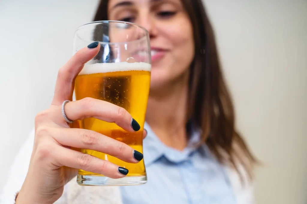 Shutterstock_2247102077 - Pravda24 Žena pije pivo