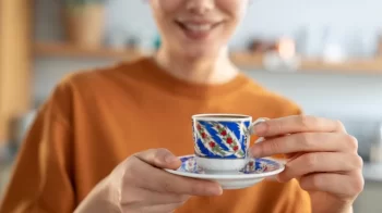 Žena s šálkem kávy