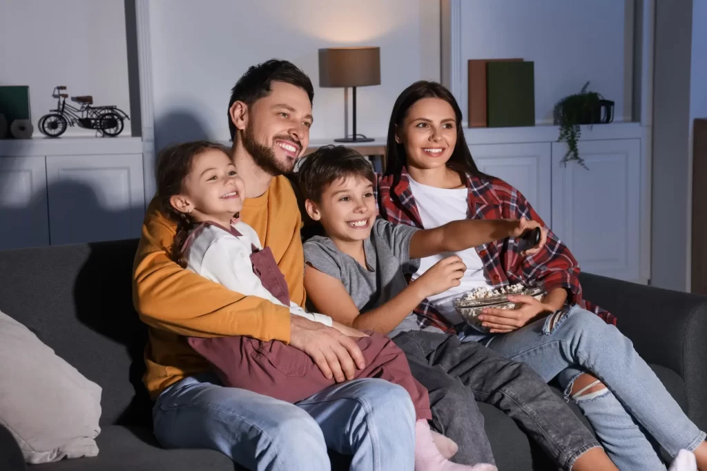 Shutterstock_2284055243 - Pravda24 Rodina sleduje televizi