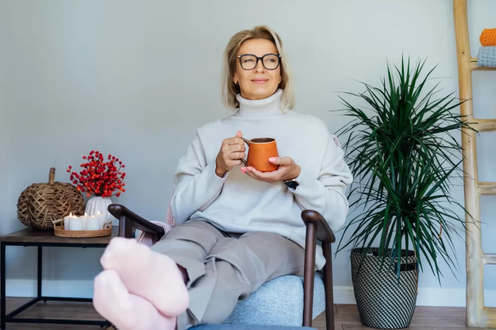 Shutterstock_2364649503 - Pravda24 Žena pije kávu