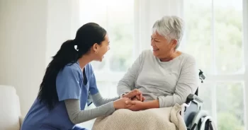 Žena pracující se seniorkou