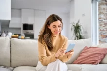 Žena dívající se na telefon