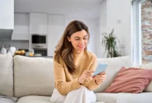 Žena dívající se na telefon