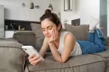 Žena sleduje obsah na telefonu