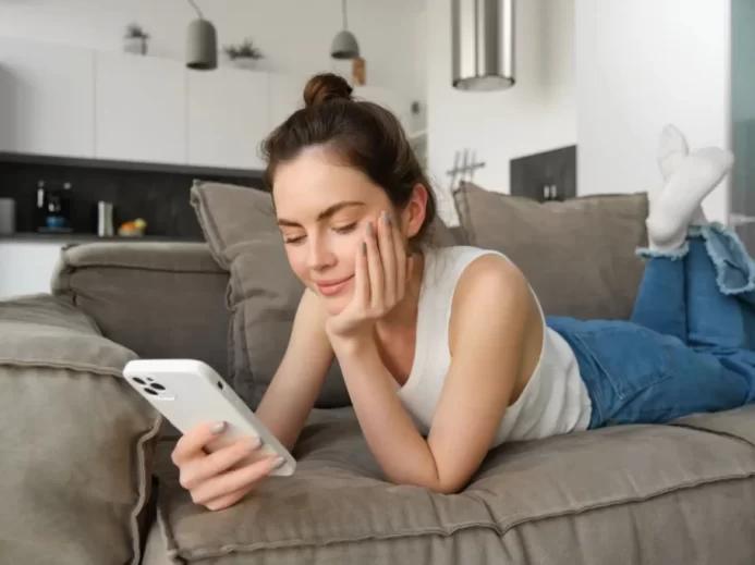 Žena sleduje obsah na telefonu