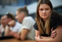 Žena stranící se ostatním