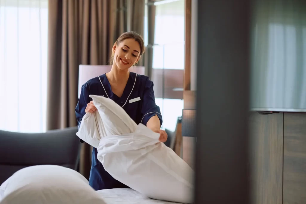 Shutterstock_2448647629 - Pravda24 Pokojská v hotelu převléká postel