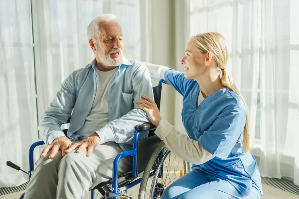 Shutterstock_2463103925 - Pravda24 Žena pečující o seniora