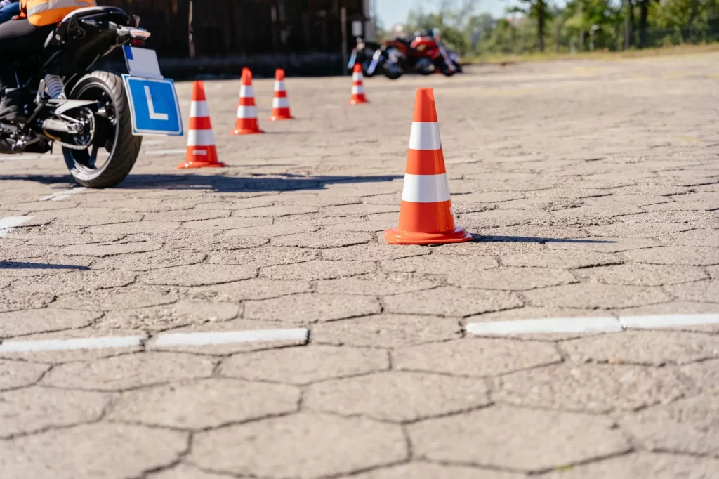 Shutterstock_2472058209 - Pravda24 Jízda na motorce mezi kužely