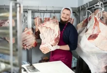 Řezník držící maso