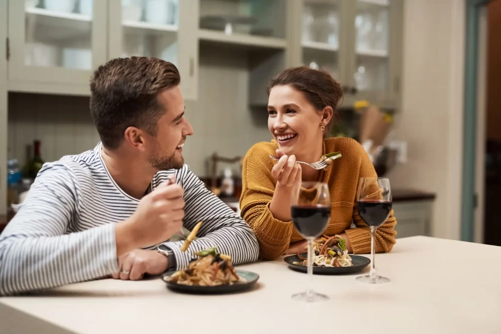 Shutterstock_2489919233 - Pravda24 Partneři spolu večeří