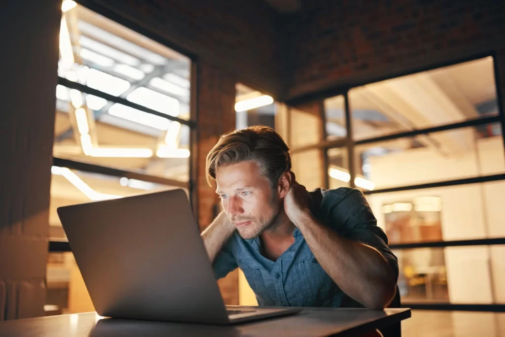 Shutterstock_2494044787 - Pravda24 Muž pracující u počítače