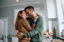 Objímající se muž a žena