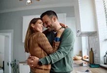 Objímající se muž a žena