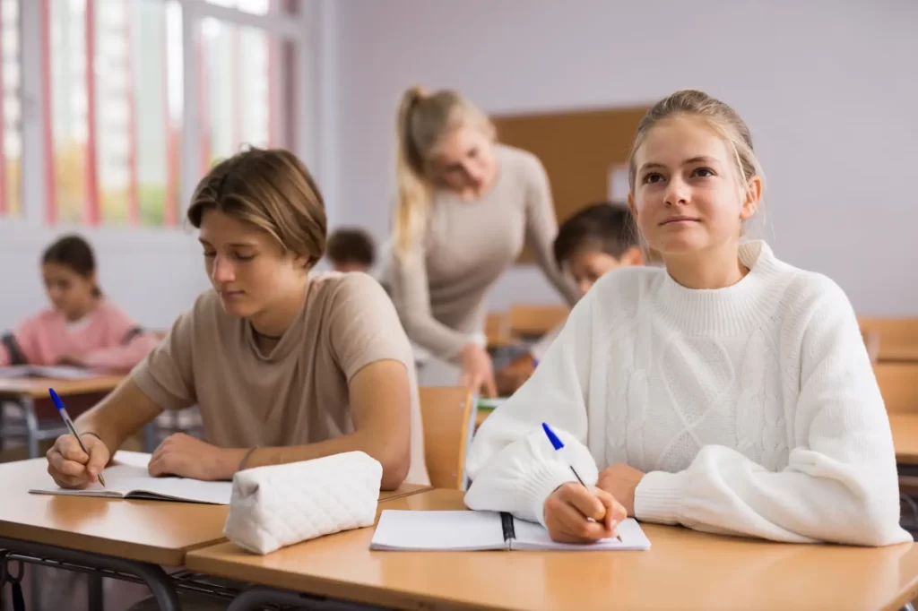 Shutterstock_2557052699 - Pravda24 Děti ve škole