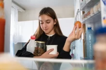 Žena beroucí potraviny z lednice