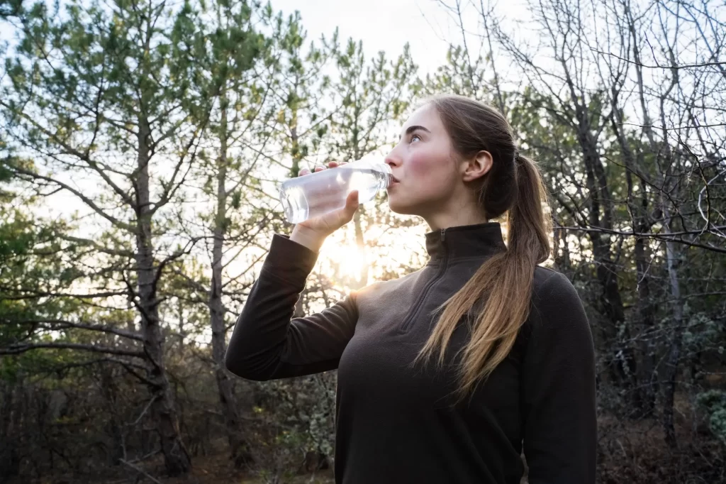 Žena pije vodu
